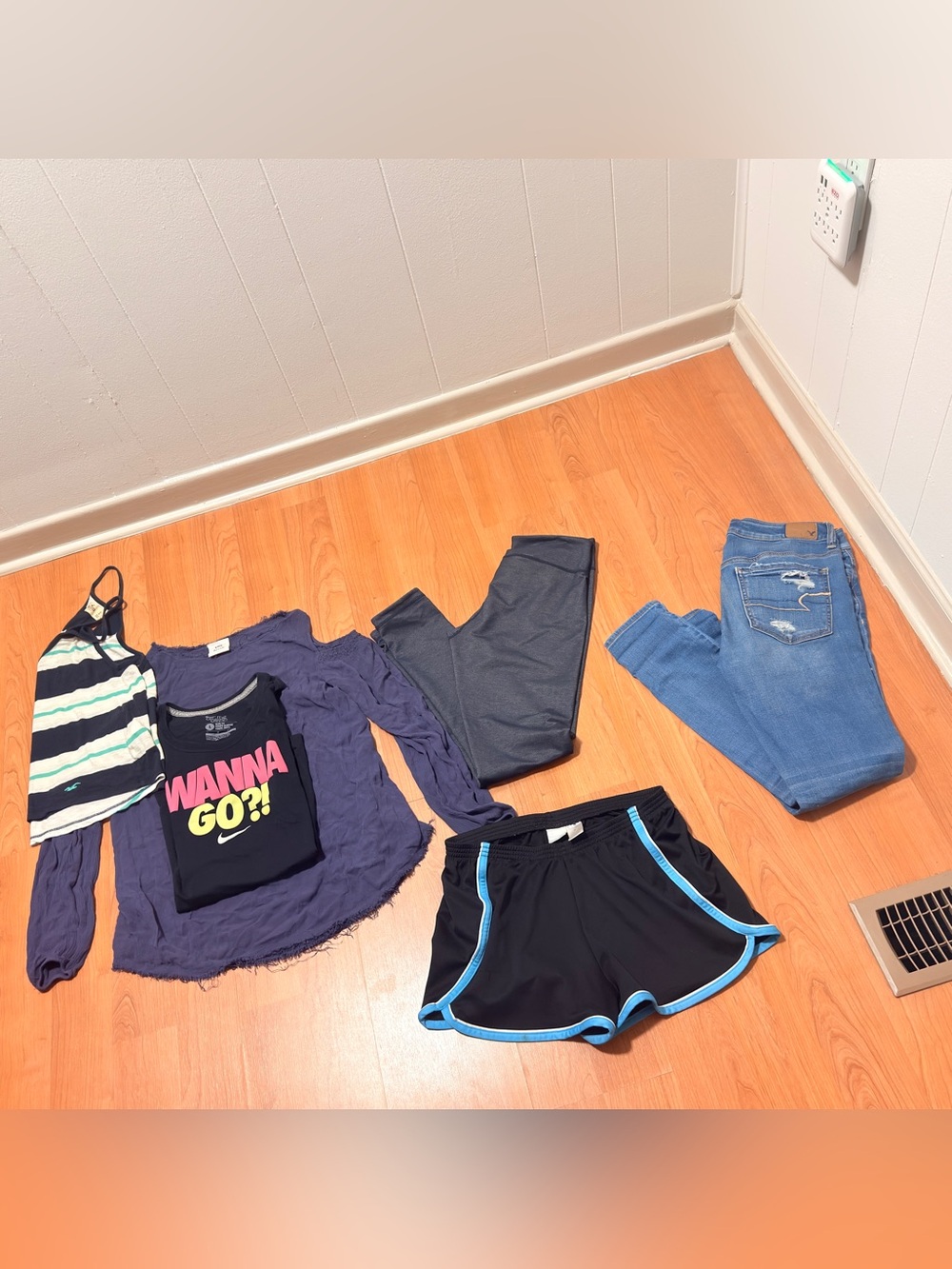 LOT of 6 Y2K American Eagle Hollister Nike sz S/M Legging/Jeans/Tunics/Shorts